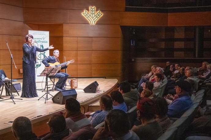 La Fundación Caja Rural acoge el recital de Minha Lua para los participantes del programa Mayores en Sinfonía.