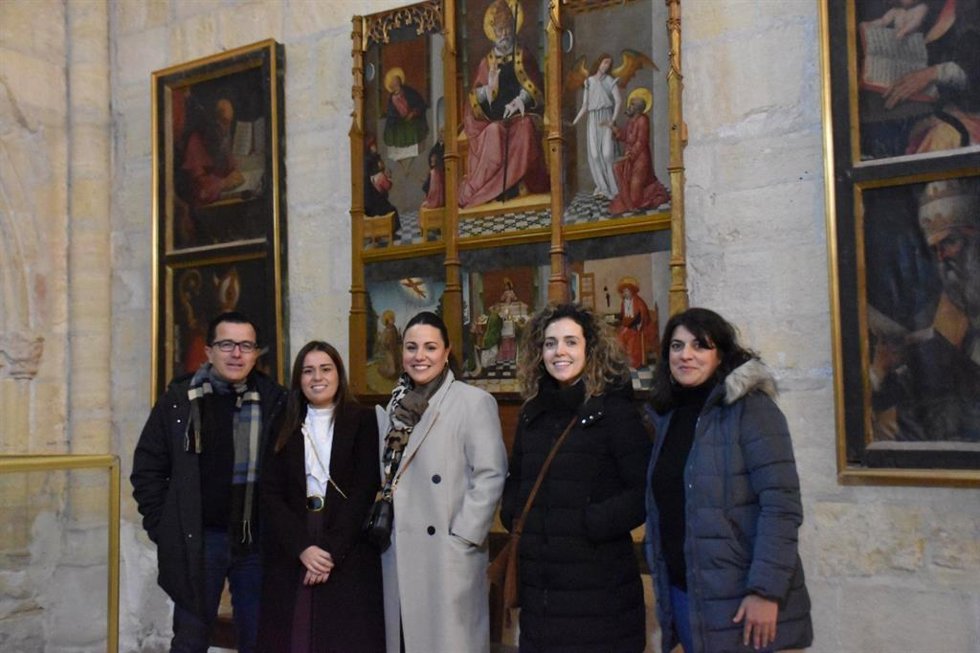 La Diputación de Cuenca entrega el retablo de la Cátedra de San Pedro de Belmonte después de su restauración.