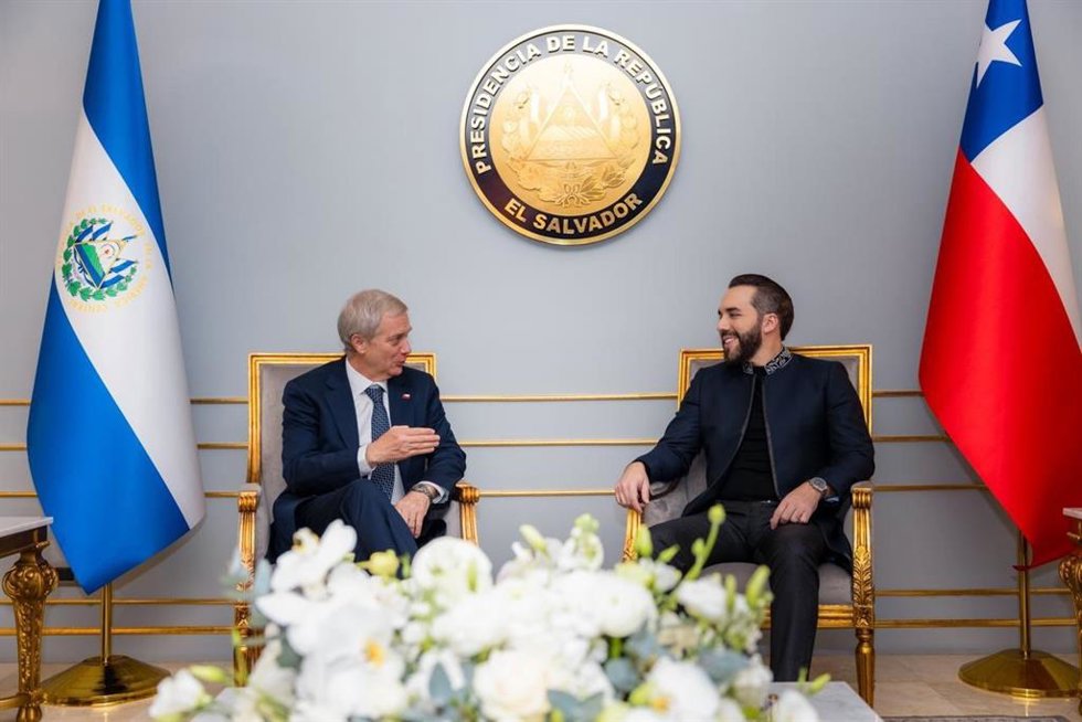 El presidente electo de Chile, José Antonio Kast (izquierda), junto al presidente de El Salvador, Nayib Bukele (derecha)