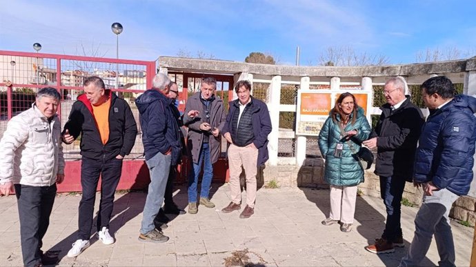 El cabeza de lista de Teruel Existe, Tomás Guitarte, junto con otos candidatos en el IES Bajo Aragón.