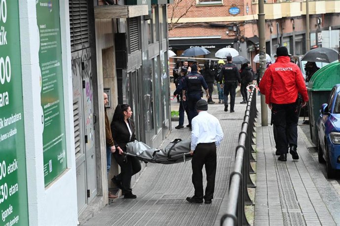 Traslado del cuerpo sin vida del hombre supuestamente asesinado por su mujer en Bilbao