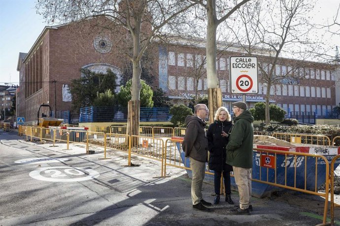 La delegada de Obras y Equipamientos, Paloma García Romero, y el delegado de Políticas Sociales, Familia e Igualdad, José Fernández, en su visita a las obras de mejora del entorno del Colegio Nuestra Señora de la Consolación.