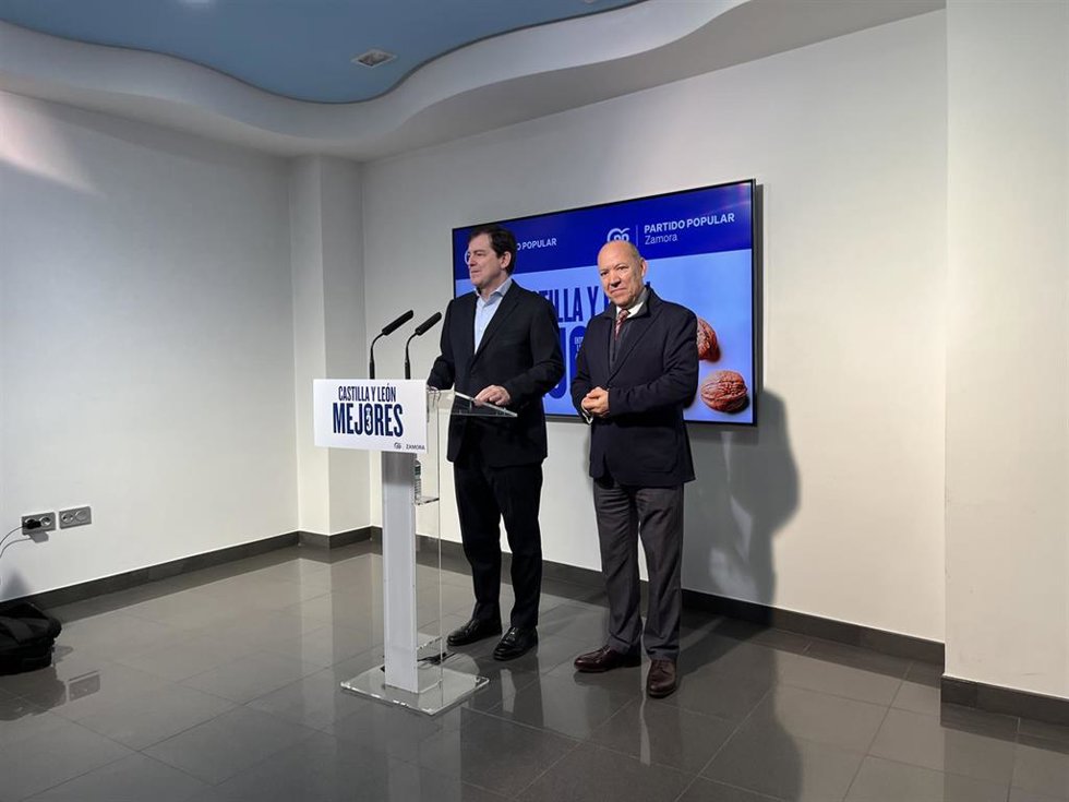 El presidente del PP de Castilla y León, Alfonso Fernández Mañueco, y el presidente del PP de Zamora, José María Barrios