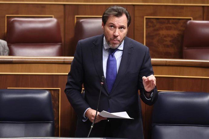 Archivo - El ministro de Transportes y Movilidad Sostenible, Óscar Puente, durante una sesión de control al Gobierno, en el Congreso de los Diputados, a 12 de noviembre de 2025, en Madrid (España). 