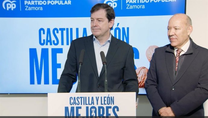 El presidente del PP de Castilla y León, Alfonso Fernández Mañueco, comparece en rueda de prensa ante los medios en Zamora