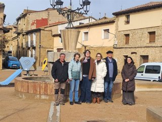 La candidata número uno por el Alto Aragón a las Cortes de Aragón, Verónica Villagrasa,en su visita a Biscarrués.