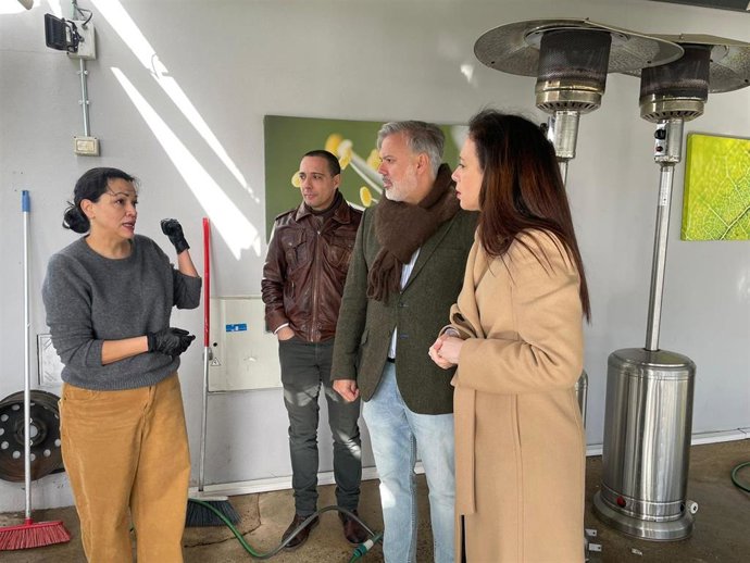 La consejera de Salud y Servicios Sociales en funciones, Sara García Espada, y el alcalde de Plasencia, Fernando Pizarro, han visitado este sábado el Hospital Virgen del Puerto para conocer los daños sufridos por los fuertes vientos de este pasado viernes