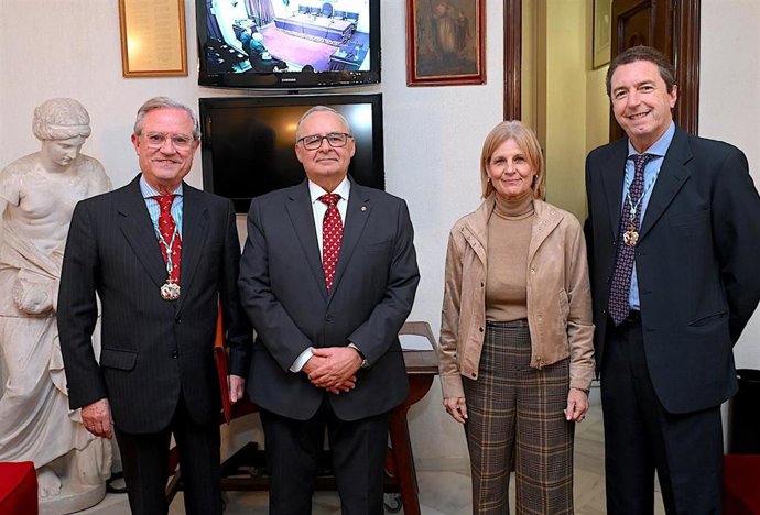 La alcaldesa de Jerez, María José García-Pelayo, ha expresado su reconocimiento "profesional y humano" al doctor José Miguel Merino en el acto de ingreso en la Real Academia de San Dionisio de Ciencias, Artes y Letras como académico de número