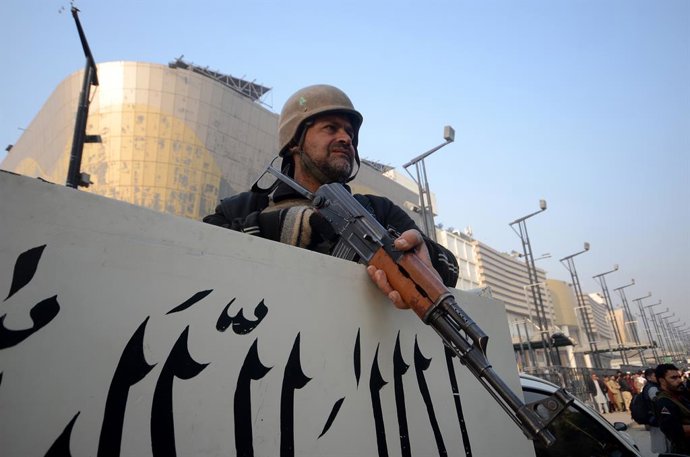 Archivo - November 24, 2025, Peshawar, Peshawar, Pakistan: Several killed after militant attack on Pakistan paramilitary headquarters...Pakistani security officials inspect the scene of a militant attack at the paramilitary Frontier Constabulary (FC) head