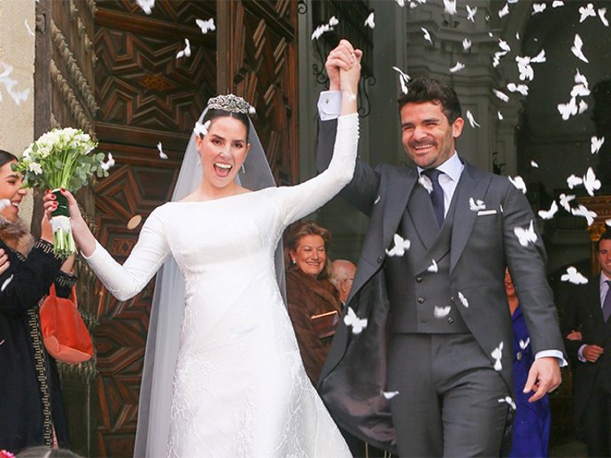 Maria Eugenia González-Serna y Juan Molina Ponce salen de la parroquia de Santa Cruz tras darse el "sí, quiero" a 31 de Enero de 2026 en Sevilla (España).    Leandro Wassaul   31/1/2026