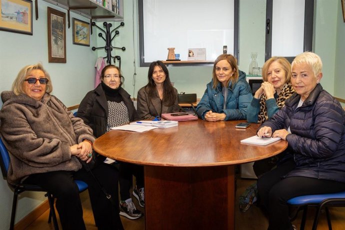 La diputada del Grupo Mixto y portavoz de Somos Asturies, Covadonga Tomé, mantuvo este sábado una reunión con la Asociación de Vecinos de La Arena, en Gijón, para abordar la situación en la que se encuentra la declaración de zonas tensionadas.