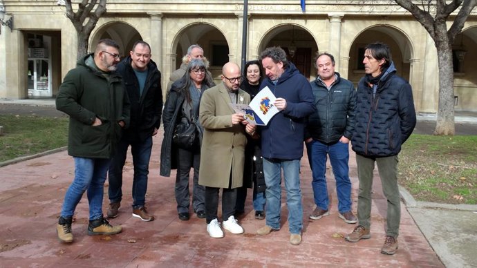 Los candidatos del PAR Alberto Izquierdo y María Ángeles Roca, junto a otros miembros de la lista, en la ciudad de Huesca.