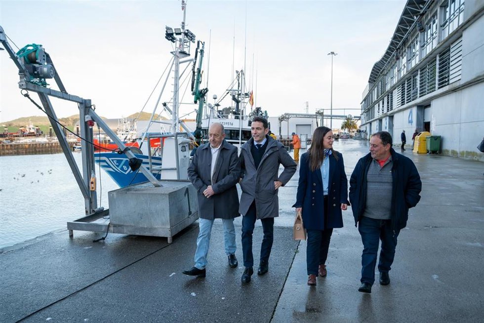 Casares muestra en Santoña "el compromiso firme" del PSOE con el sector pesquero
