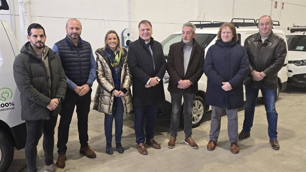 Visita al almacén logístico de la empresa Aqualia en Valdepeñas.