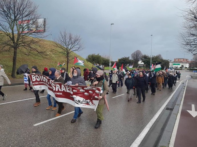 Decenas de personas recorren El Alisal en apoyo de Palestina y exigen el embargo total de armas a Israel
