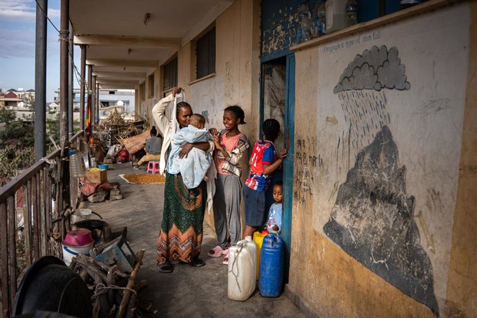 Archivo - March 23, 2025, Mekele, Tigray, Ethiopia: Displaced women in the IDP centre corridor where they live in Mekele, capital of Tigray. The end of USAID support and reduced aid from international agencies have severely affected displaced people in Ti
