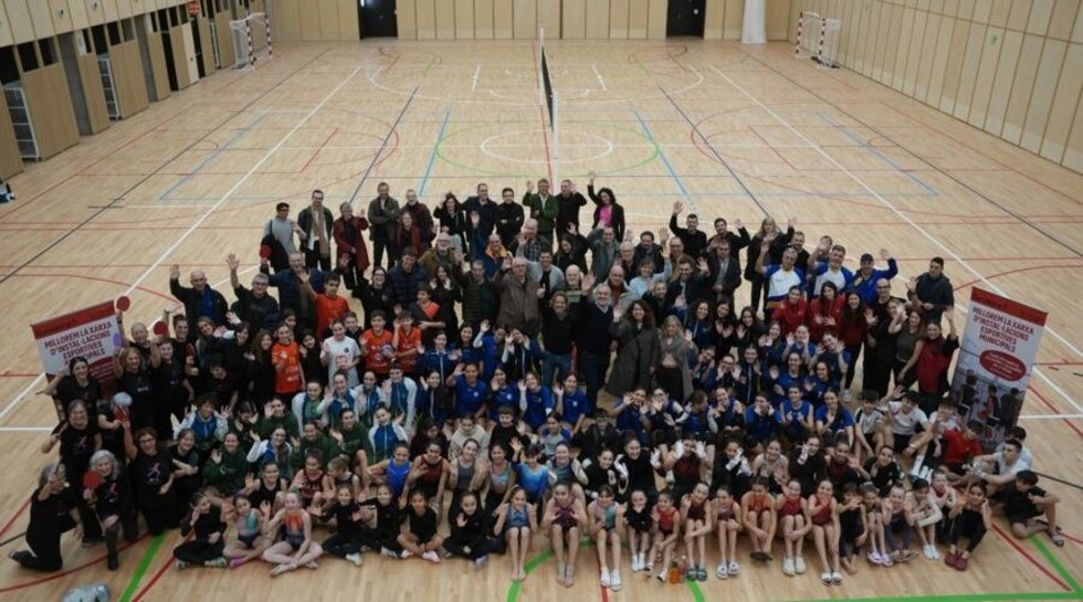 El alcalde de Barcelona, Jaume Collboni, y el concejal de Deportes, David Escudé, inauguran el nuevo complejo deportivo municipal Espronceda, en el barrio de Navas del distrito de Sant Andreu.