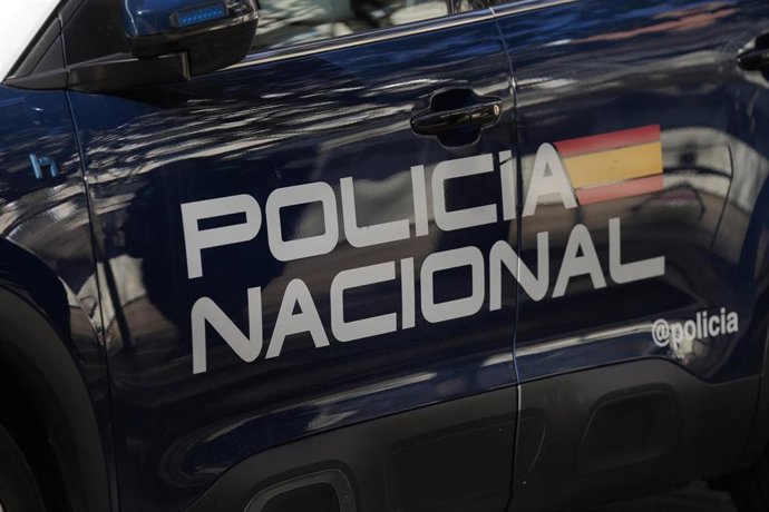 Un coche de la Policía Nacional frente a una comisaria.