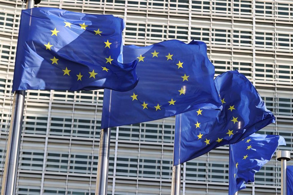 Archivo - Banderas de la UE en Bruselas