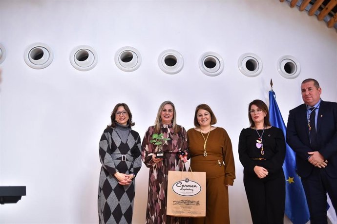 La delegada de la Junta de Andalucía en Málaga, Patricia Navarro, participa en los XVII Premios San Sebastián de Algarrobo (Málaga).