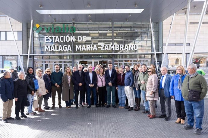 El vicesecretario de Política Autonómica, Municipal y Análisis Electoral del PP, Elías Bendodo, junto a otros representantes de la formación en la puerta de la estación de tren de Málaga capital.