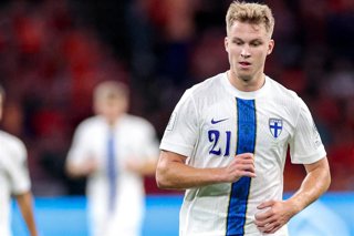 Ville Koski, en un partido con la selección finlandesa de fútbol.