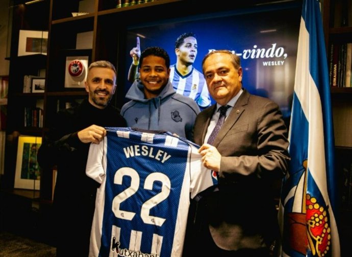 Wesley, nuevo jugador de la Real Sociedad, junto a Erik Bretos y Jokin Aperribay