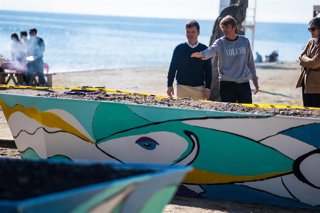 El Ayuntamiento de Marbella realiza la renovación artística de las barcas de moragas de las playas.