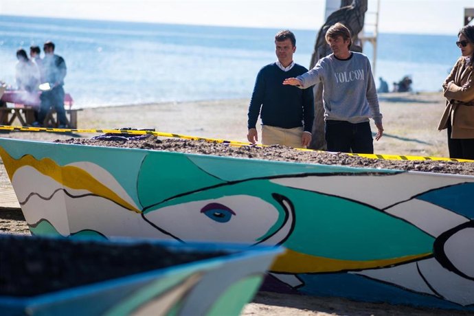 El Ayuntamiento de Marbella realiza la renovación artística de las barcas de moragas de las playas.