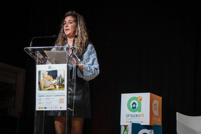 La diputada de Políticas Sociales de la Diputación de Cáceres, Sheila Martín, durante la inauguración en Salorino de las jornadas 'Revolución Digital Senior: Saber, Hacer y Compartir'