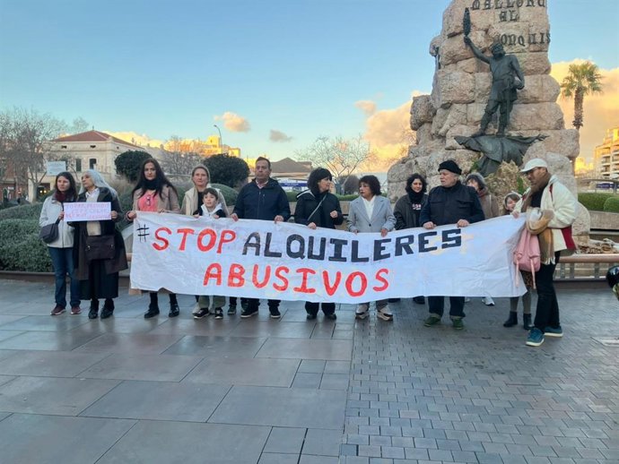 Manifestantes contra el fin de la moratoria de desahucios, este sábado en Palma.