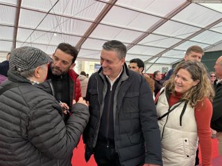 El número uno de la lista del PSOE por la provincia de Huesca, Fernando Sabes, junto al alcalde de Aínsa, Enrique Pueyo, en el acto de este sábado en la localidad altoaragonesa.