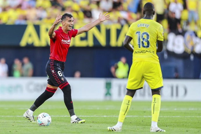 Archivo - Lucas Torro of CA Osasuna protest during the Spanish league, LaLiga EA Sports, football match played between Villarreal CF and CA Osasuna at La Ceramica stadium on September 20, 2025, in Villarreal, Spain.