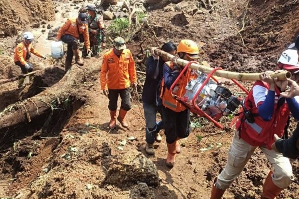 Archivo - Equipo de rescate en Indonesia (archivo)