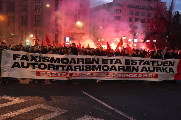 Miles de personas durante una manifestación de GKS “contra el fascismo y el autoritarismo de los estados", a 31 de enero de 2026, en Bilbao