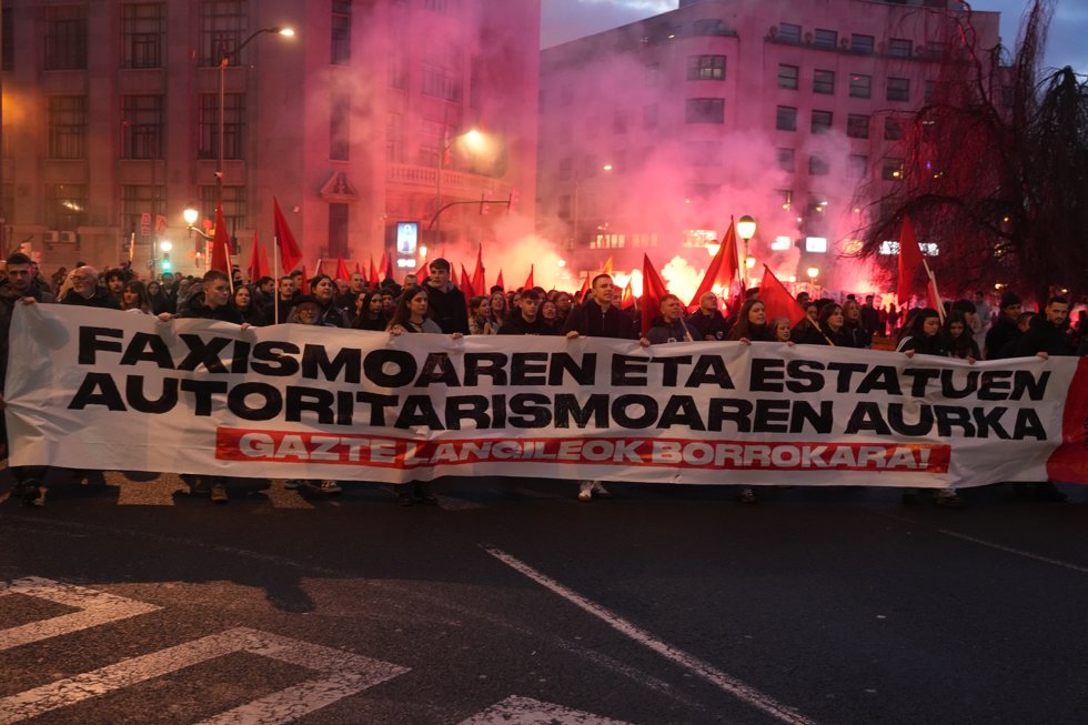 Miles de personas durante una manifestación de GKS contra el fascismo y el autoritarismo de los estados", a 31 de enero de 2026, en Bilbao