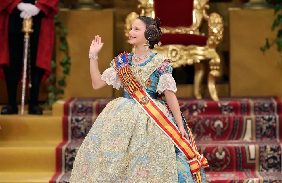 La exaltación de Marta Mercader como fallera mayor infantil de Valncia llama a vivir la "magia" de la fiesta