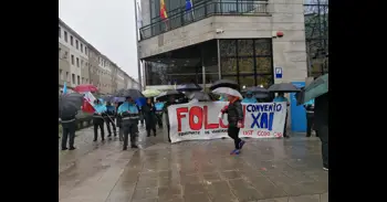 El inicio de la huelga indefinida de autobuses en A Coruña se aplaza al martes y el lunes seguirán las negociaciones