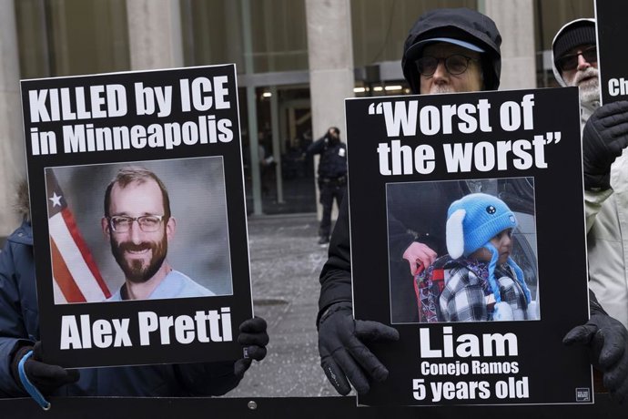 27 de janeiro de 2026, Nova York, Nova York, EUA: Em uma manifestação semanal em frente à Fox News, da Newscorp, no centro de Manhattan, manifestantes seguram cartazes com os dizeres “MORTO pela ICE em Minneapolis Alex Pretti” com sua foto “O pior dos pio