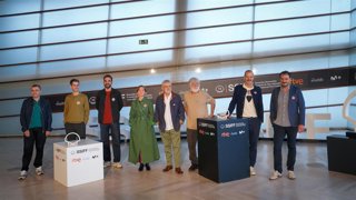 Archivo - Los actores Nagore Aramburu (c), José Ramón Soroiz  (4d) y Kandido Uranga (3d) y los directores  José Mari Goenaga (2d) y,  Aitor Arregi (1d), posan durante la presentación de la película ‘Maspalomas’, en la 73ª edición del Festival de Cine de S