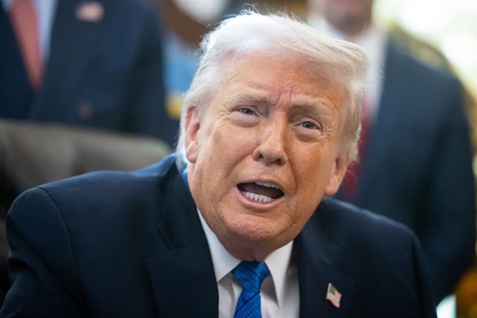 30 de janeiro de 2026, Washington, Distrito de Columbia, EUA: O presidente dos Estados Unidos, Donald J. Trump, faz comentários ao assinar uma ordem executiva para levar as corridas da NASCAR a Washington, DC, para as comemorações do America 250, no Salão