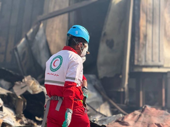 Archivo - Arquivo - 30 de abril de 2025, Bandar Abbas, Hormozgan, Irã: Equipes de resgate vasculham a área após uma grande explosão e incêndio abalarem o porto de Shahid Rajaei, próximo à cidade portuária de Bandar Abbas, no sul do Irã. Em 26 de abril, um