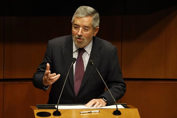 Archivo - Arquivo - O ministro das Relações Exteriores do México, Juan Ramón de la Fuente, discursa durante sua aparição no Senado, na Cidade do México, em 8 de outubro de 2025.