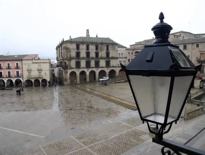 Plaza Mayor de Trujillo en un día de lluvia