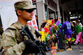 Archivo - Patrulla de la Guardia Nacional de Luisiana durante la celebración de Mardi Gras (archivo)