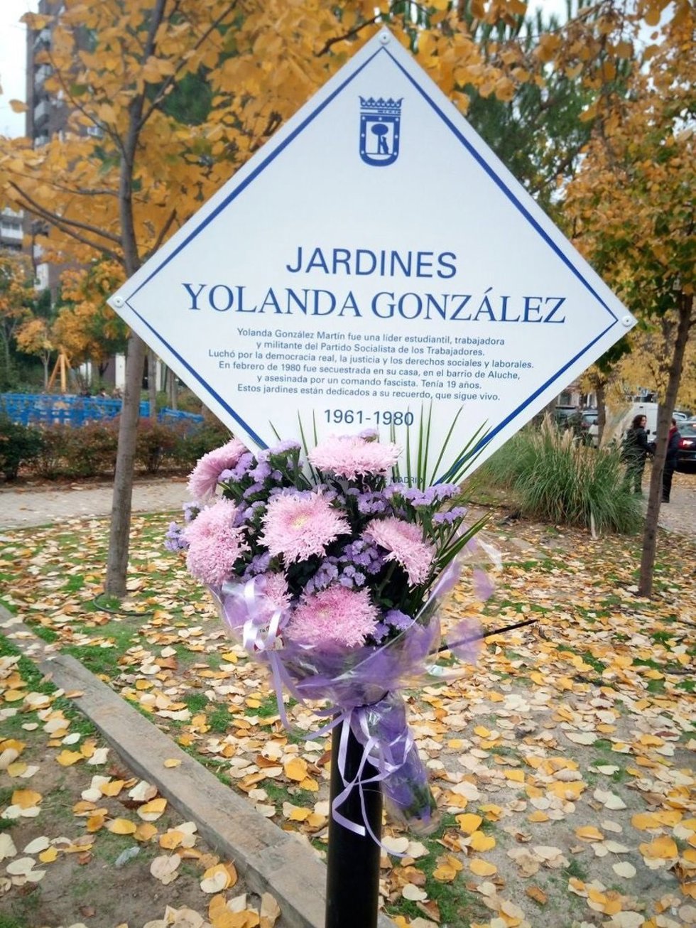 Archivo - Placa en los Jardines Yolanda González