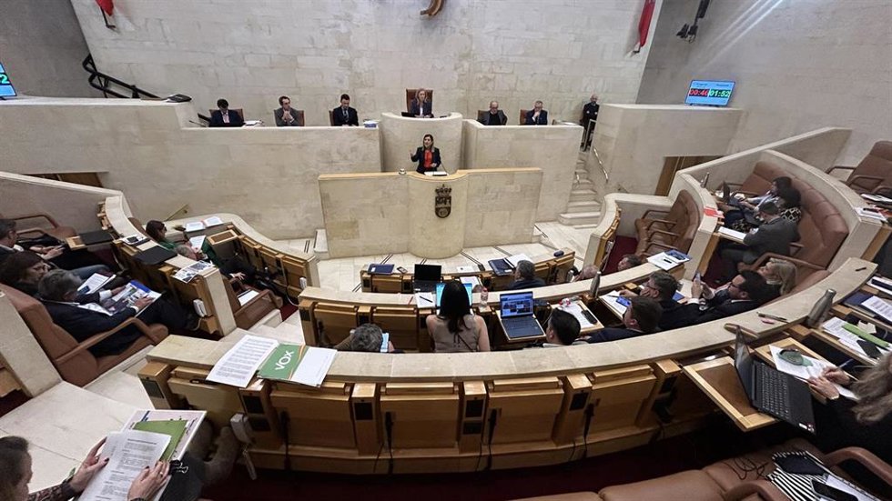 Una sesión plenaria del Parlamento de Cantabria.-ARCHIVO