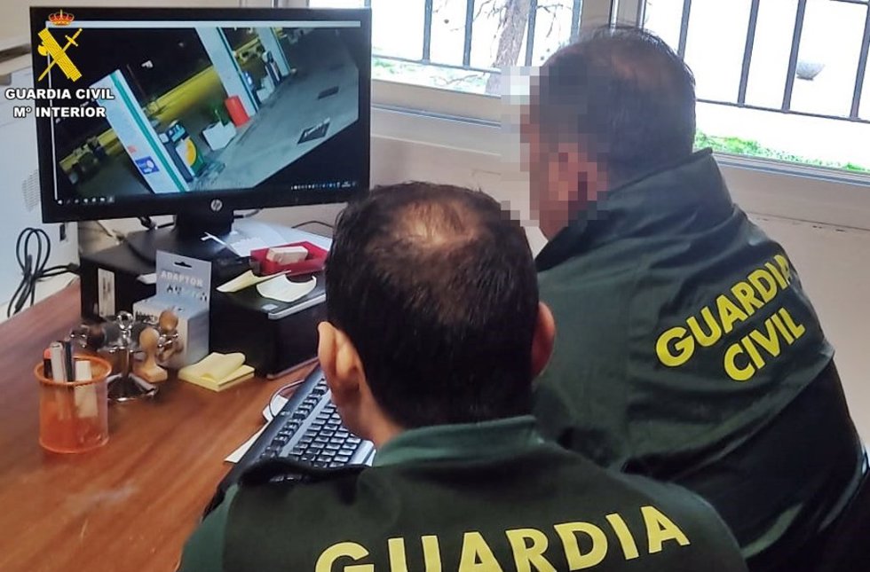 Archivo - La Guardia Civil analiza las imágenes del robo en una gasolinera. Archivo.