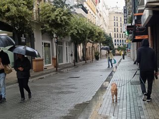 Archivo - Día de lluvia en Huelva.