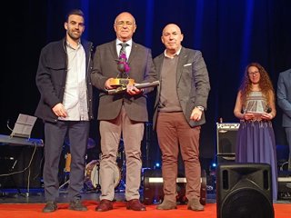 Imagen del premio Grajo del Carajo concedido a los niños mini speaker Corner.